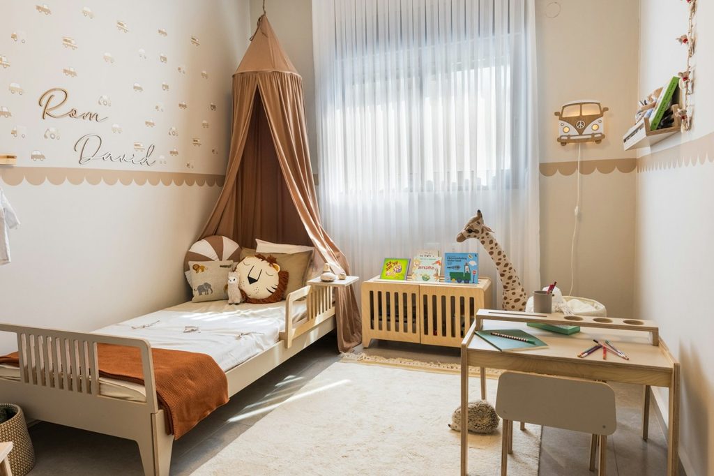 Chambre d'enfant avec bureau